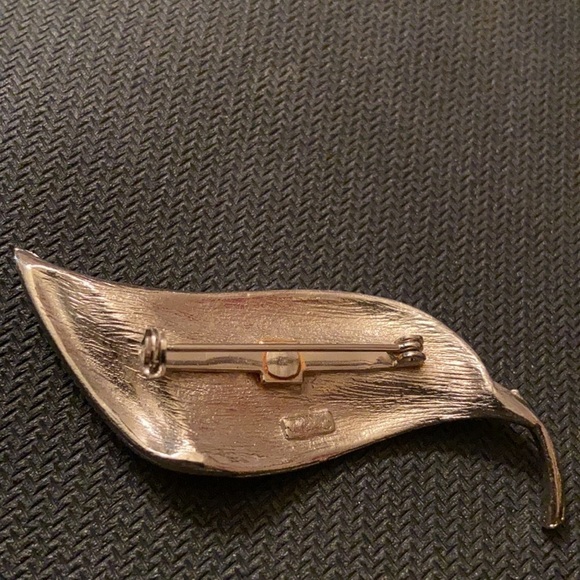 Women’s Scrolled Sculptured Silver Textured Leaf Brooch Pendant. - Picture 3 of 4